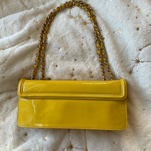 CHANEL REISSUE EAST WEST YELLOW PATENT LEATHER BAG - Picture 2 of 16